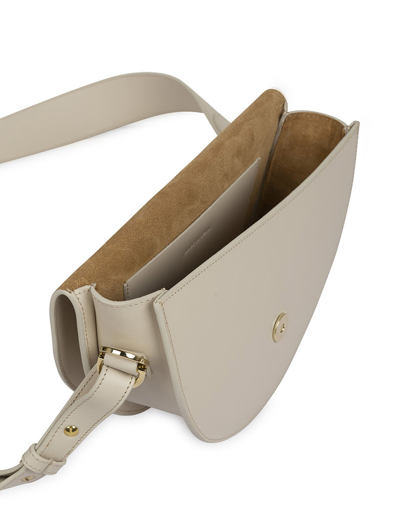 Imagen de interior de bolso tipo saddle bag color crema taupé Leandra. Bolsos de piel color beige Leandra