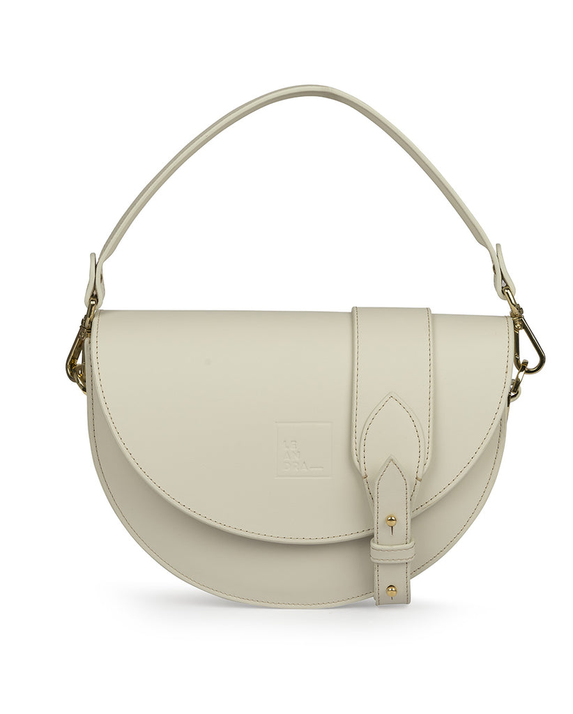 Imagen frontal de piel de bolso tipo saddle bag color beige Leandra. Bolso Leandra