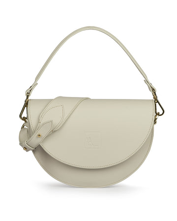 Imagen frontal de bolso tipo saddle bag color crema Leandra. Bolsos de piel Leandra
