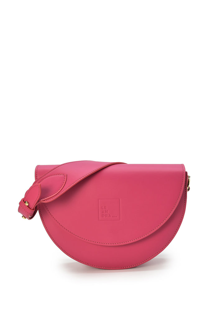 Imagen frontal sin asas de bolso saddle bag color fucsia Leandra. Bolso made in Spain Leandra. Fabricado en Ubrique, España y a la venta en leandrabrand.com