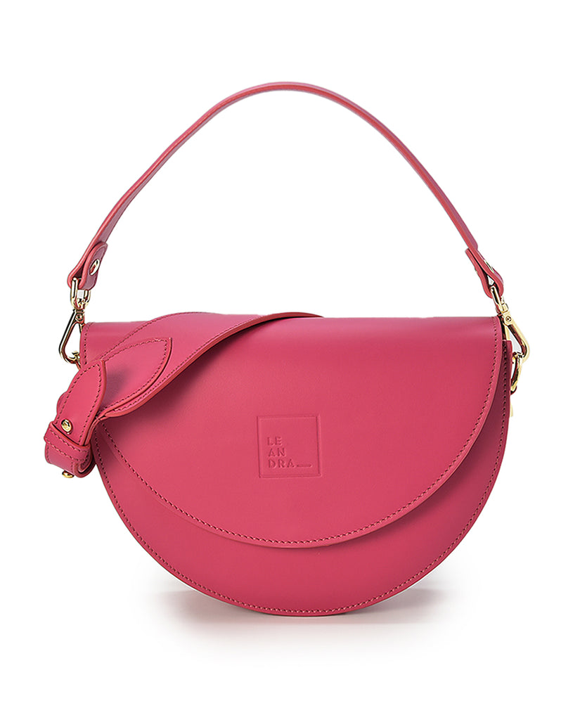 Imagen frontal  de bolso tipo Saddle bag de piel color fucsia Leandra made in Spain Leandra a la venta en leandrabrand.com