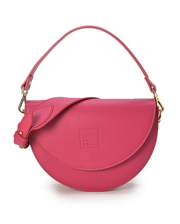 Imagen frontal  de bolso tipo Saddle bag de piel color fucsia Leandra made in Spain Leandra a la venta en leandrabrand.com