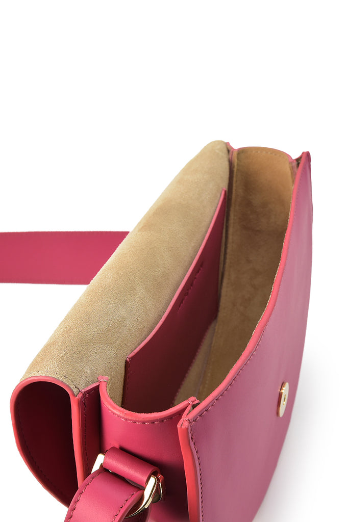 Imagen interior de bolso tipo Saddle bag color fucsia Leandra. Bolso made in Spain Leandra. Fabricado en Ubrique, España y a la venta en leandrabrand.com