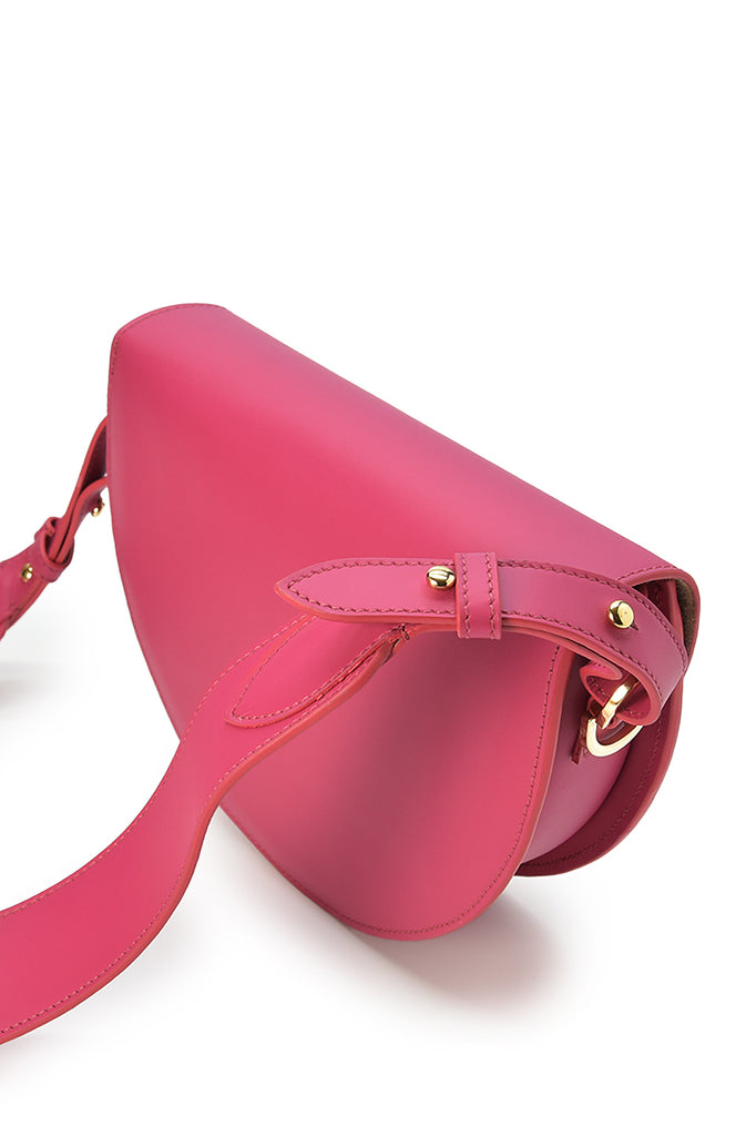 Imagen lateral de bolso de piel tipo Saddle bag color fucsia made in Spain Leandra. Bolsos de piel fabricados en España a la venta en leandrabrand.com