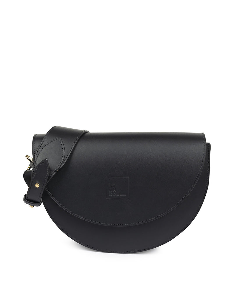 Imagen sin asas de bolso tipo saddle de piel color negro Leandra. Bolso negro made in Spain Leandra.