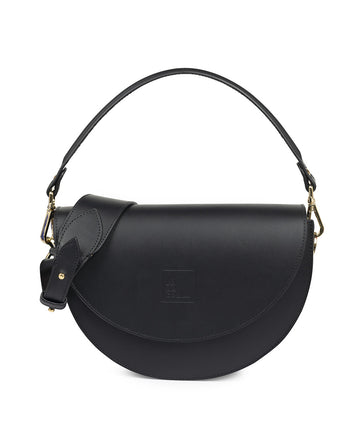 Imagen frontal de bolso saddle de piel negro Leandra. Bolso de piel made in Spain Leandra. 