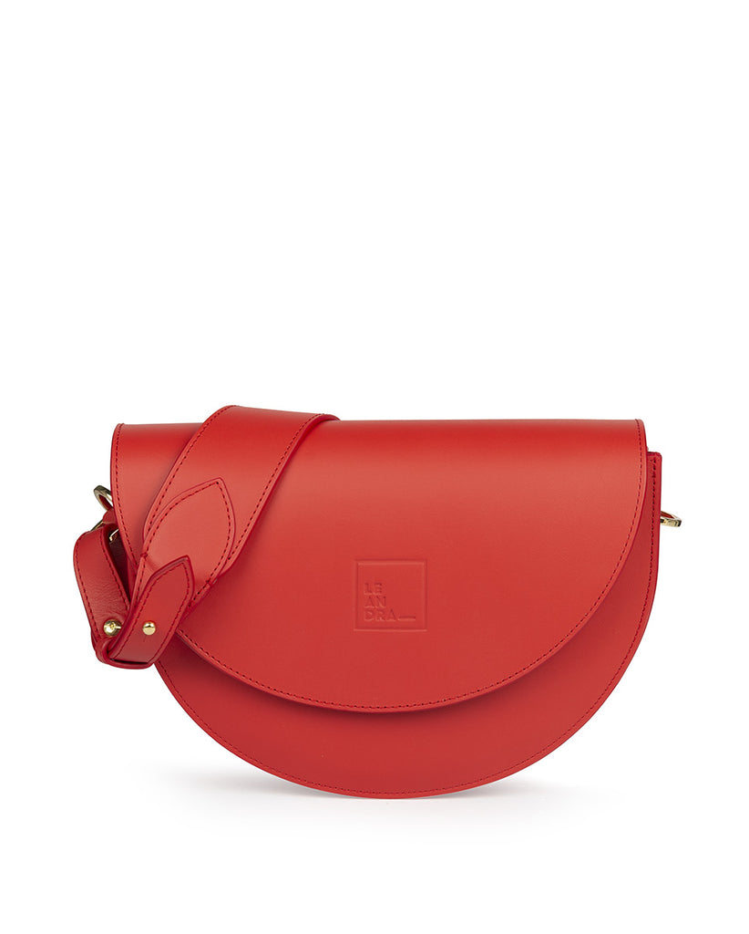 Imagen de bolso sin asas Leandra de piel tipo saddle bag rojo. Bolsos de piel made in Spain Leandra a la venta en leandrabrand.com 