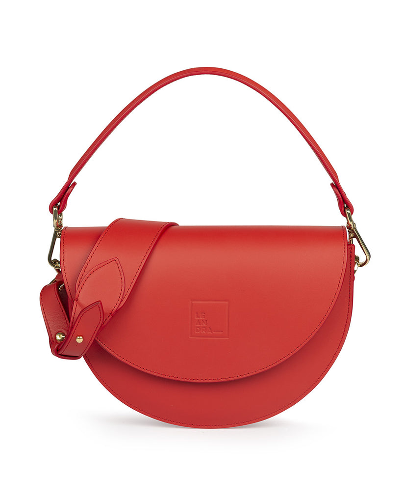 Imagen frontal de bolso tipo saddle bag de piel rojo. Bolsos de piel made in Spain Leandra. Bolso rojo fabricado en España a la venta en leandrabrand.com