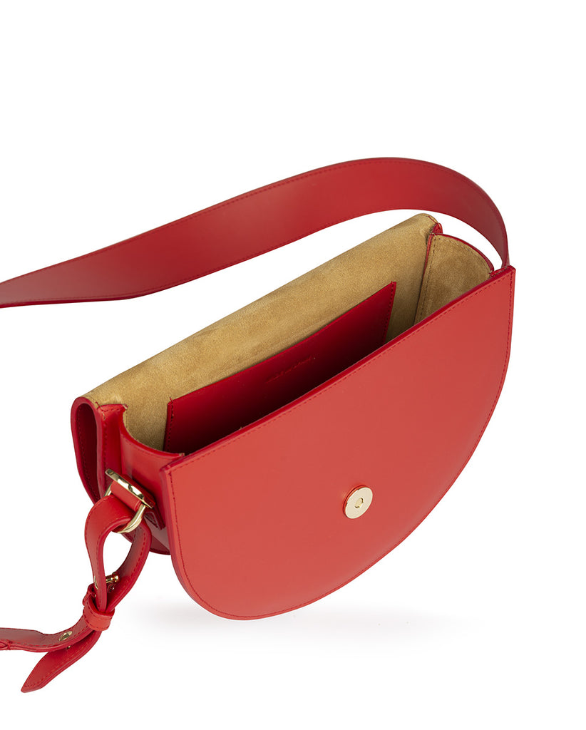 Imagen Interior de bolso Leandra de piel tipo saddle color rojo. Bolso de mujer rojo de piel made in Spain Leandra a la venta en leandrabrand.com