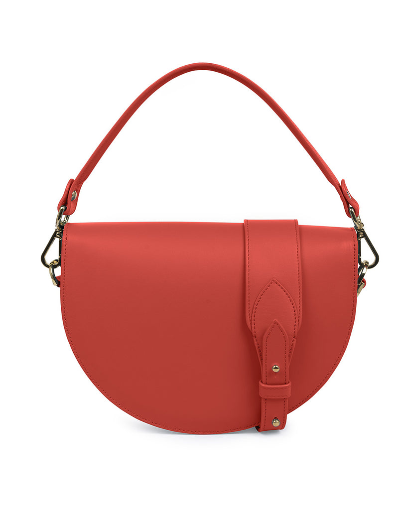 Imagen trasera de bolso de piel tipo saddle con asas de color rojo. Bolso piel fabricado en España Leandra