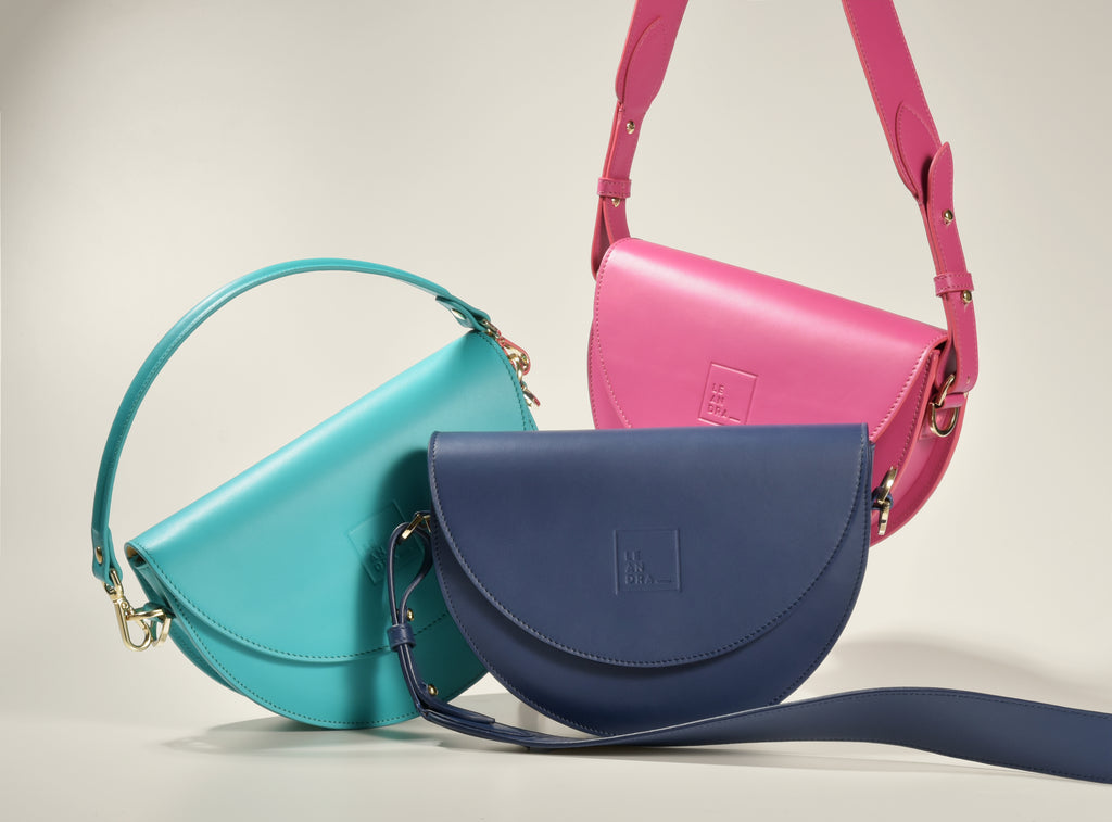 Imagen bodegón del bolso tipo Saddle bag piel color turquesa made in Spain Leandra.