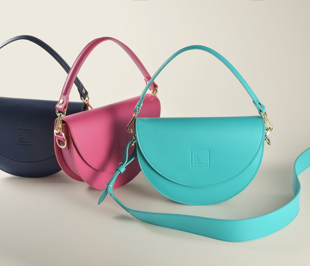 Imagen bodegón de bolso saddle de piel turquesa Leandra. Bolso de piel made in Spain Leandra. 