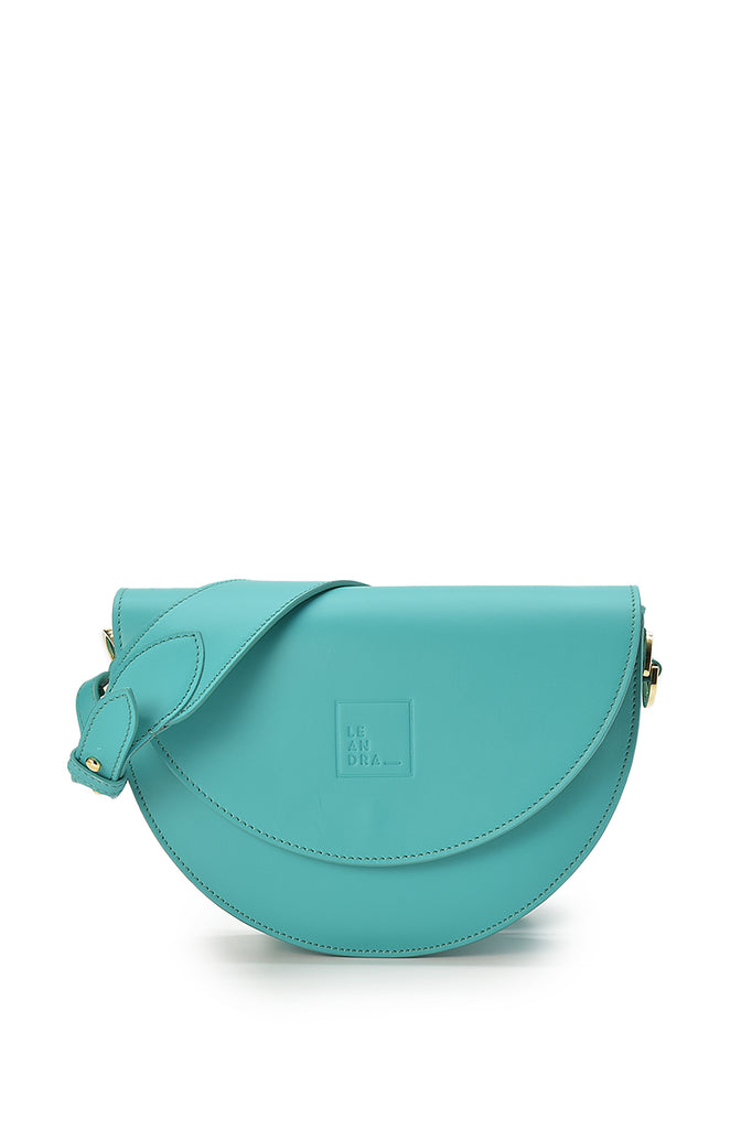 Imagen sin asas de bolso tipo Saddle bag piel color turquesa made in Spain Leandra