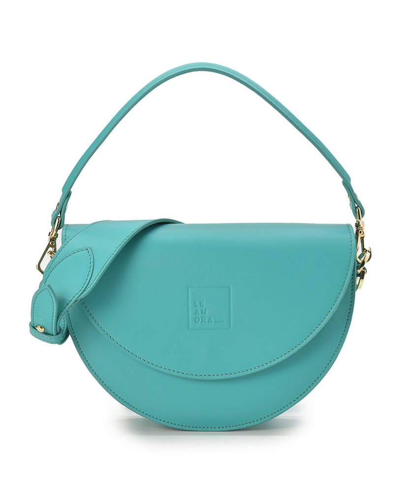 Imagen frontal de bolso saddle de piel turquesa Leandra. Bolso turquesa de piel made in Spain Leandra. 