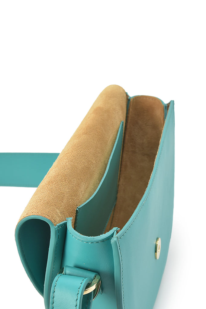 Imagen de Interior del bolso tipo Saddle bag piel color turquesa made in Spain Leandra