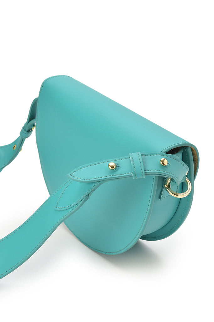 Imagen lateral de bolso saddle de piel turquesa Leandra. Bolso de piel made in Spain Leandra. 