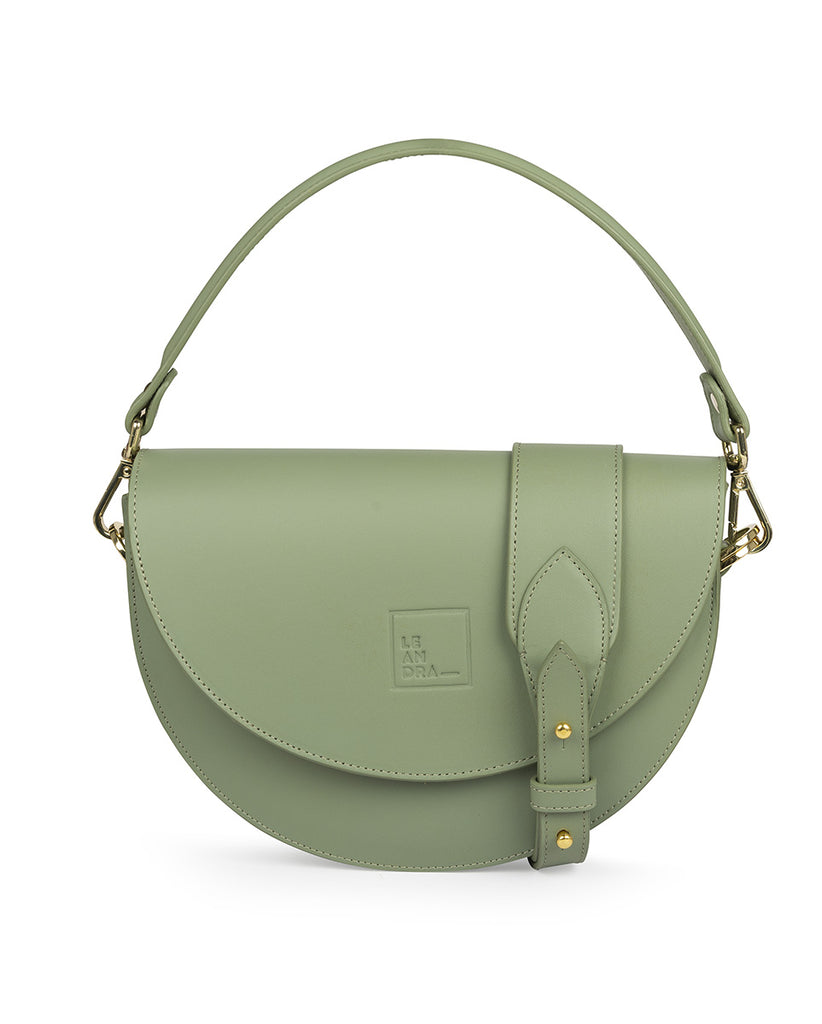 Imagen frontal doble asa de bolso tipo saddle bag verde de piel Leandra. Bolsos de piel made in Spain Leandra