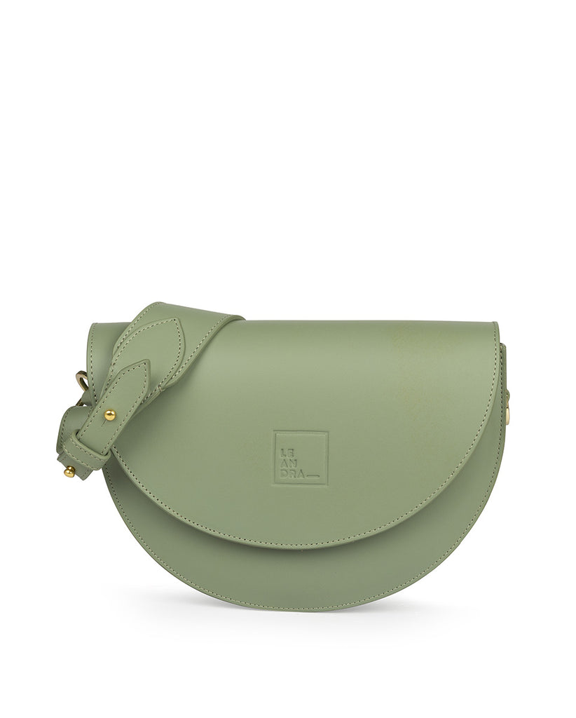 Imagen frontal sin asas de bolso tipo Saddle bag verde de piel Leandra. Bolso made in Spain Leandra