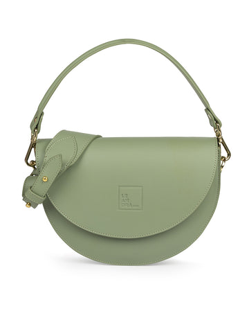 Imagen frontal de bolso tipo saddle bag verde de piel Leandra. Bolsos made in Spain Leandra