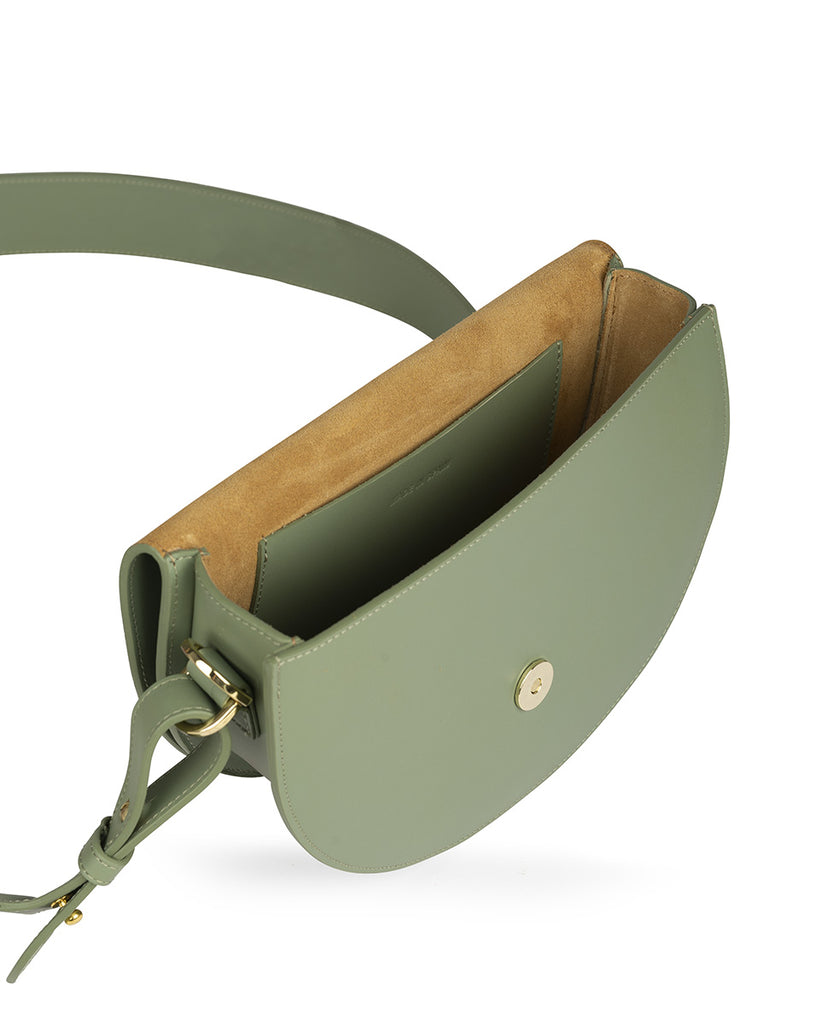 Imagen interior de bolso tipo Saddle bag verde de piel Leandra. Bolsos de piel made in Spain Leandra