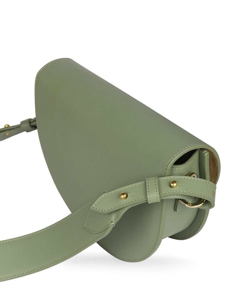 Imagen lateral de Bolso tipo saddle bag verde de piel Leandra. Bolso made in Spain Leandra