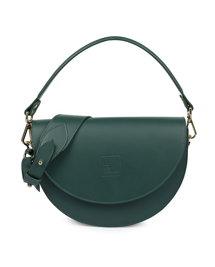 Imagen frontal Saddle de piel color verde forest Leandra. Bolsos de piel Leandra Made in Spain