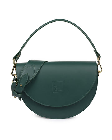 Imagen frontal Saddle de piel color verde forest Leandra. Bolsos de piel Leandra Made in Spain