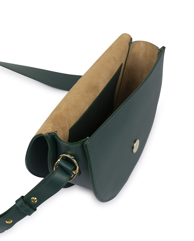 Imagen interior de bolso tipo Saddle de piel color verde forest Leandra. Bolsos Leandra Made in Spain