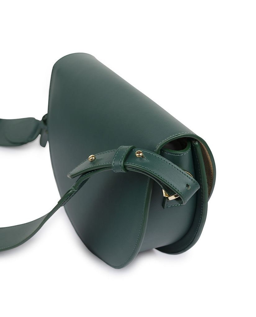 Imagen lateral de bolso tipo Saddle de piel Leandra color forest. Bolsos made in Spain Leandra