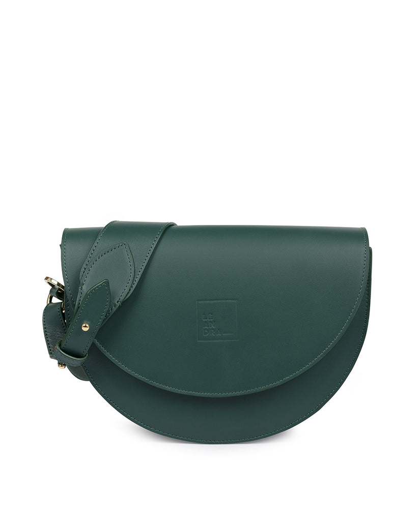 Imagen bolso sin asas tipo Saddle de piel color verde forest Leandra. Bolso Made in Spain