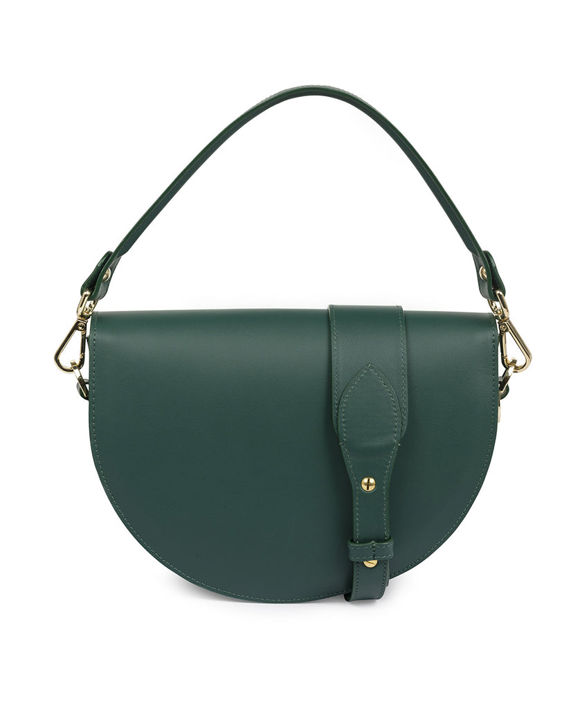 Imagen trasera de bolso de piel tipo saddle de color verde forest Leandra. Bolso de piel Leandra Made in Spain