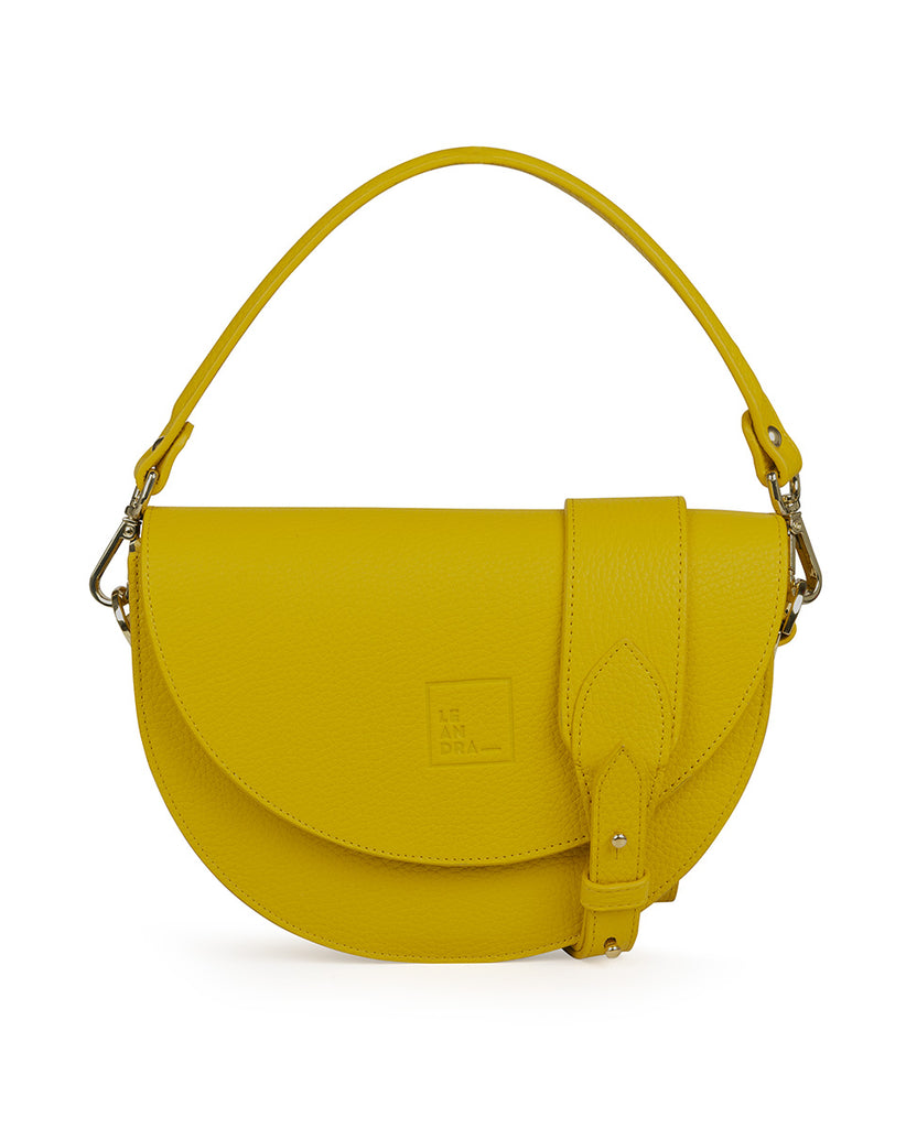 Imagen frontal con doble asa de bolso tipo Saddle bag piel con grano amarillo mostaza Leandra. Bolso fabricado en España de piel  Leandra