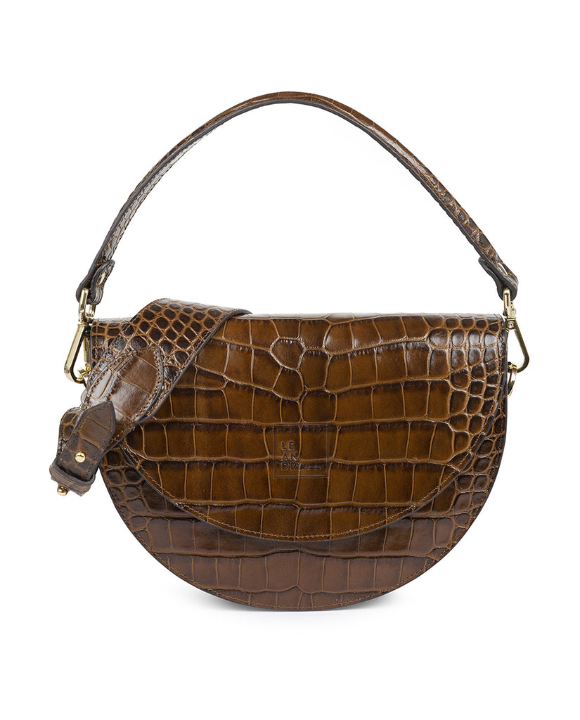 Imagen frontal de bolso tipo saddle bag de piel grabada en coco chocolate Leandra. Bolso de mano con asa bandolera de piel made in Spain Leandra.