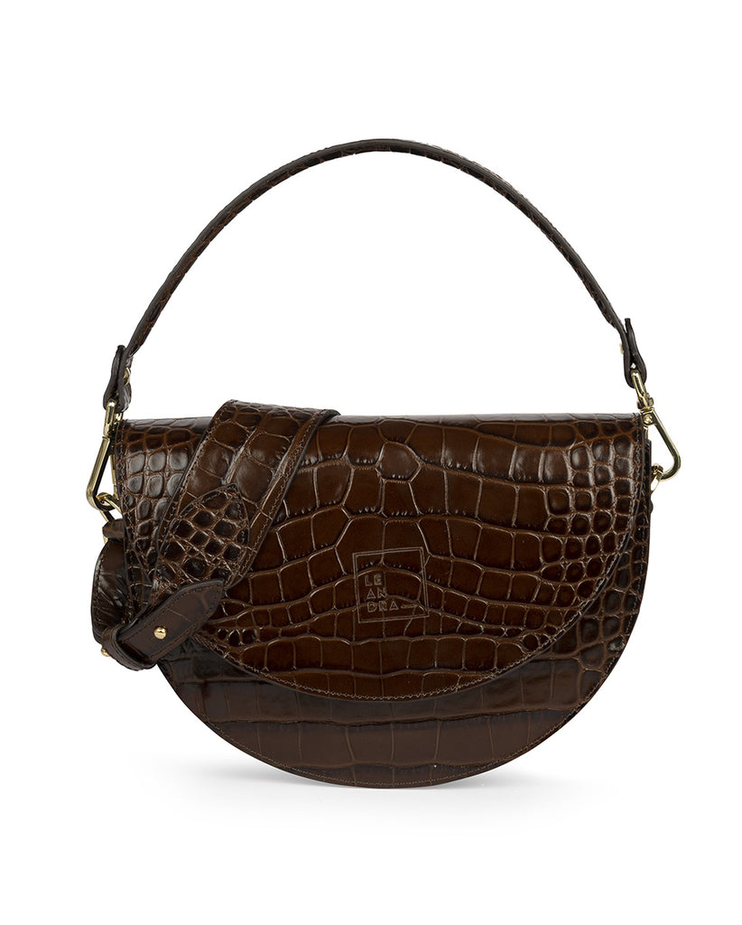 Imagen frontal doble asa de bolso bandolera tipo saddle bag de piel grabada en coco marrón oscuro Leandra. Bolso de mano con asa bandolera de piel made in Spain Leandra
