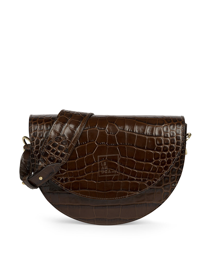 Imagen frontal sin asas de bolso tipo saddle bag de piel grabada en coco marrón oscuro Leandra. Bolso de mano con asa bandolera de piel made in Spain Leandra