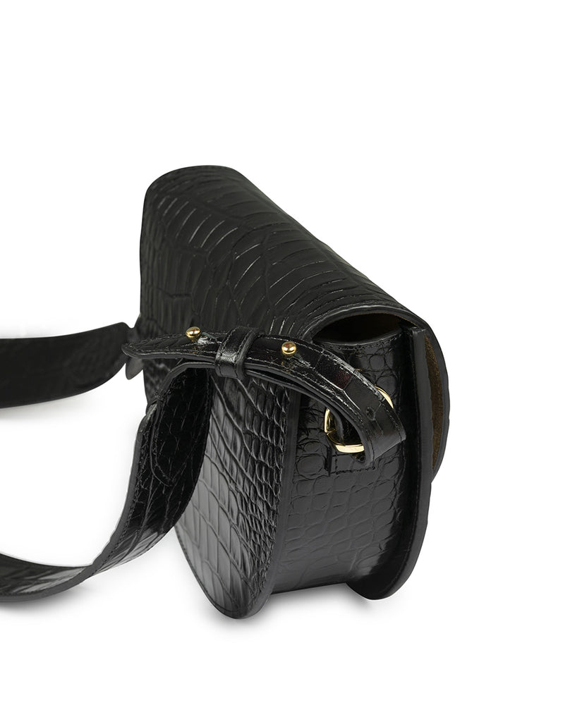 Imagen lateral de bolso tipo saddle bag de piel grabada en coco negro Leandra. Bolso piel made in Spain Leandra