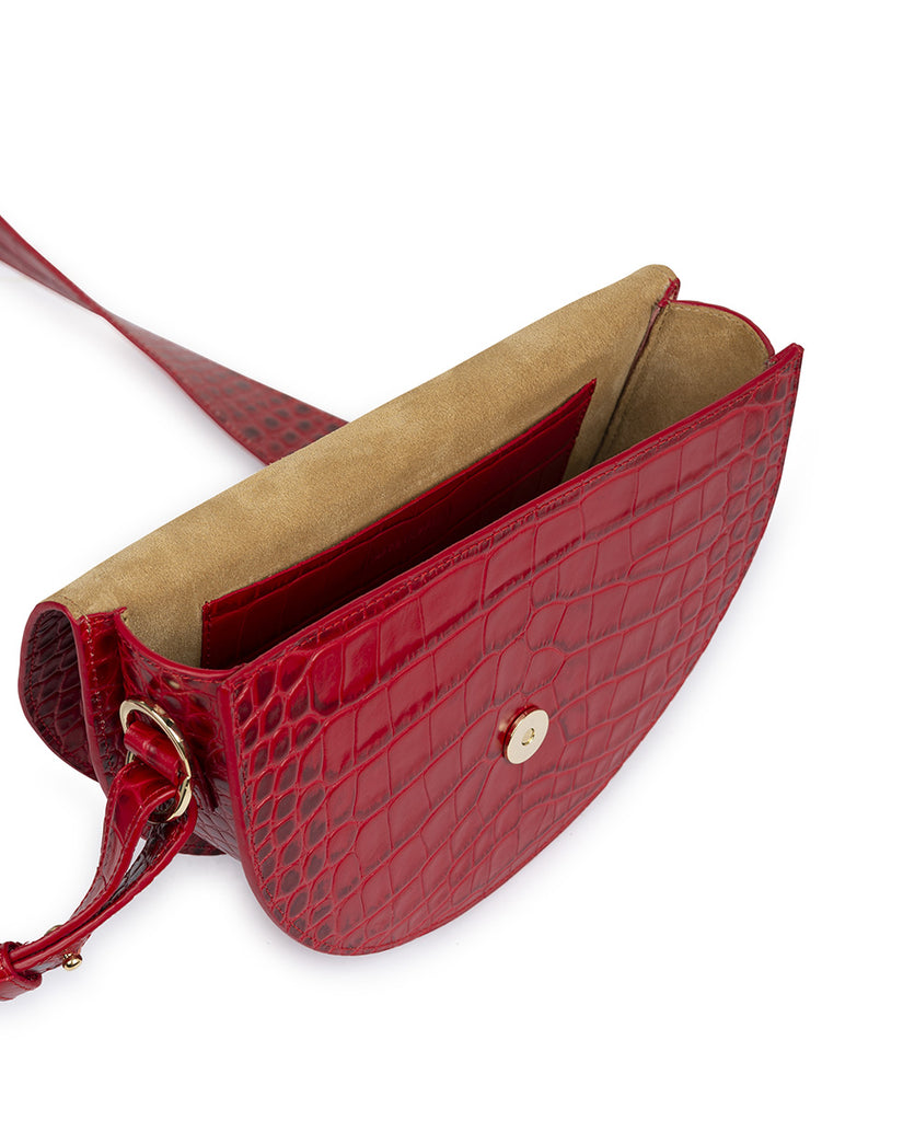 Imagen interior de bolso tipo Saddle de piel grabada en coco rojo Leandra. Bolso rojo de piel made in Spain Leandra