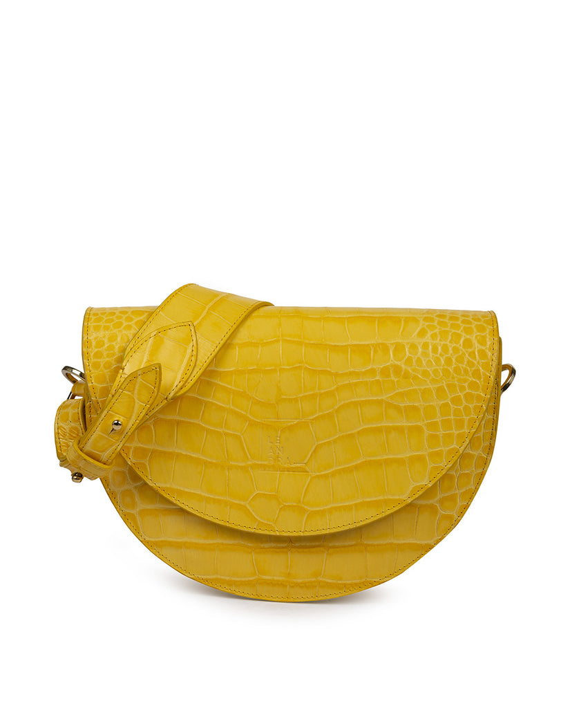 Imagen frontal de bolso tipo Saddle bag piel vacuna grabada en coco color amarillo Leandra. Bolso de piel made in Spain Leandra