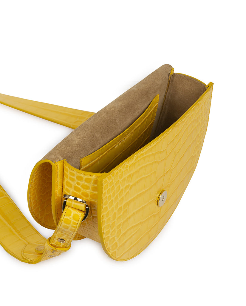 Imagen interior de Bolso tipo saddle bag de piel grabada en coco color amarillo Leandra. Bolso de piel made in Spain Leandra