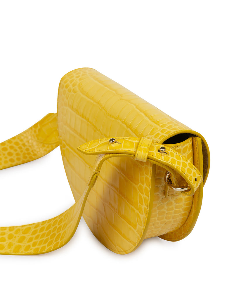 Imagen lateral de bolso tipo Saddle bag de piel grabada en coco color amarillo Leandra. Bolsos piel Leandra made in Spain