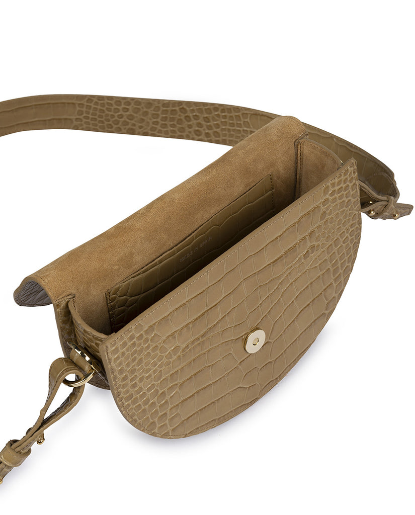 Imagen interior de bolso de piel saddle bag de piel grabada en coco color arena Leandra. Bolso de piel made in Spain Leandra