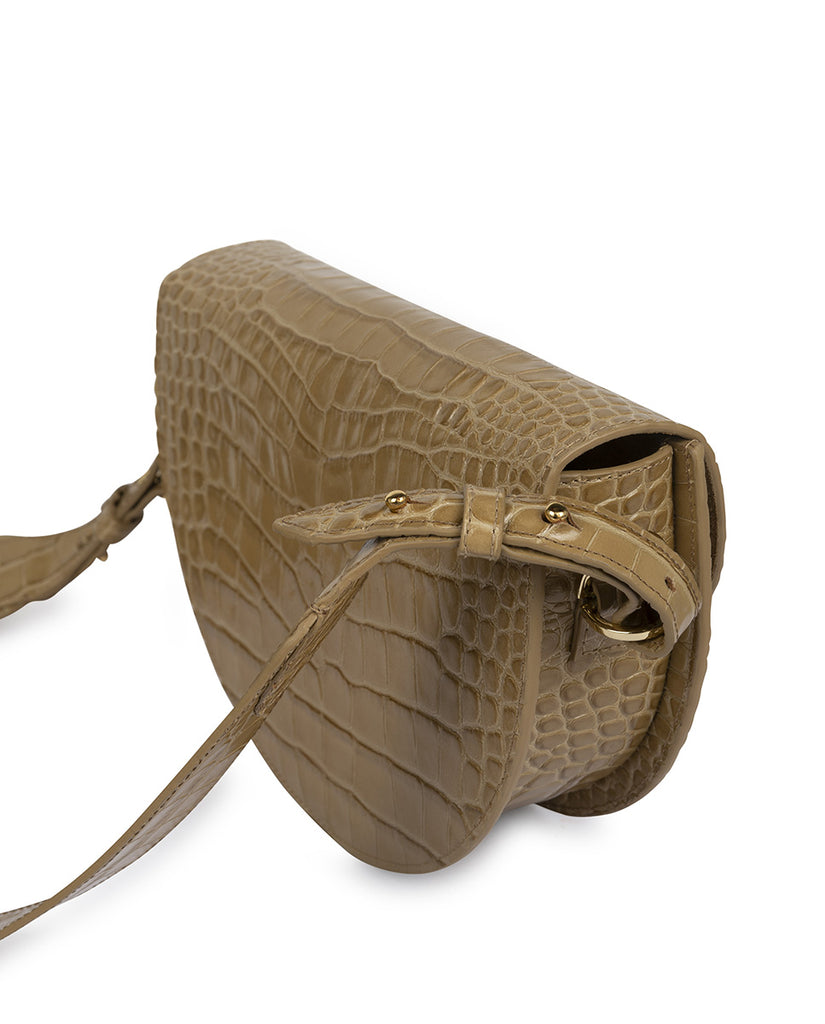 Imagen lateral de bolso de piel grabada en coco tipo saddle bag color arena Leandra. Bolso de piel made in Spain Leandra