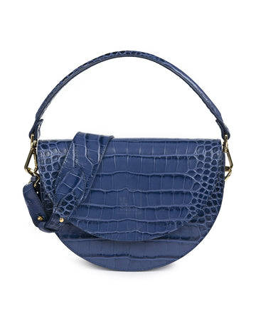 Imagen frontal de Bolso Saddle bag de piel grabada en coco azul klein Leandra. Bolso de piel made in Spain Leandra