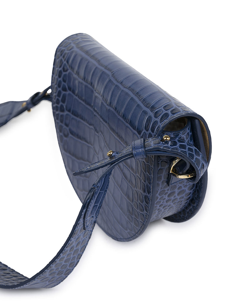 Imagen lateral de bolso tipo saddle bag de piel grabada en coco azul Leandra. Bolso de piel made in Spain Leandra