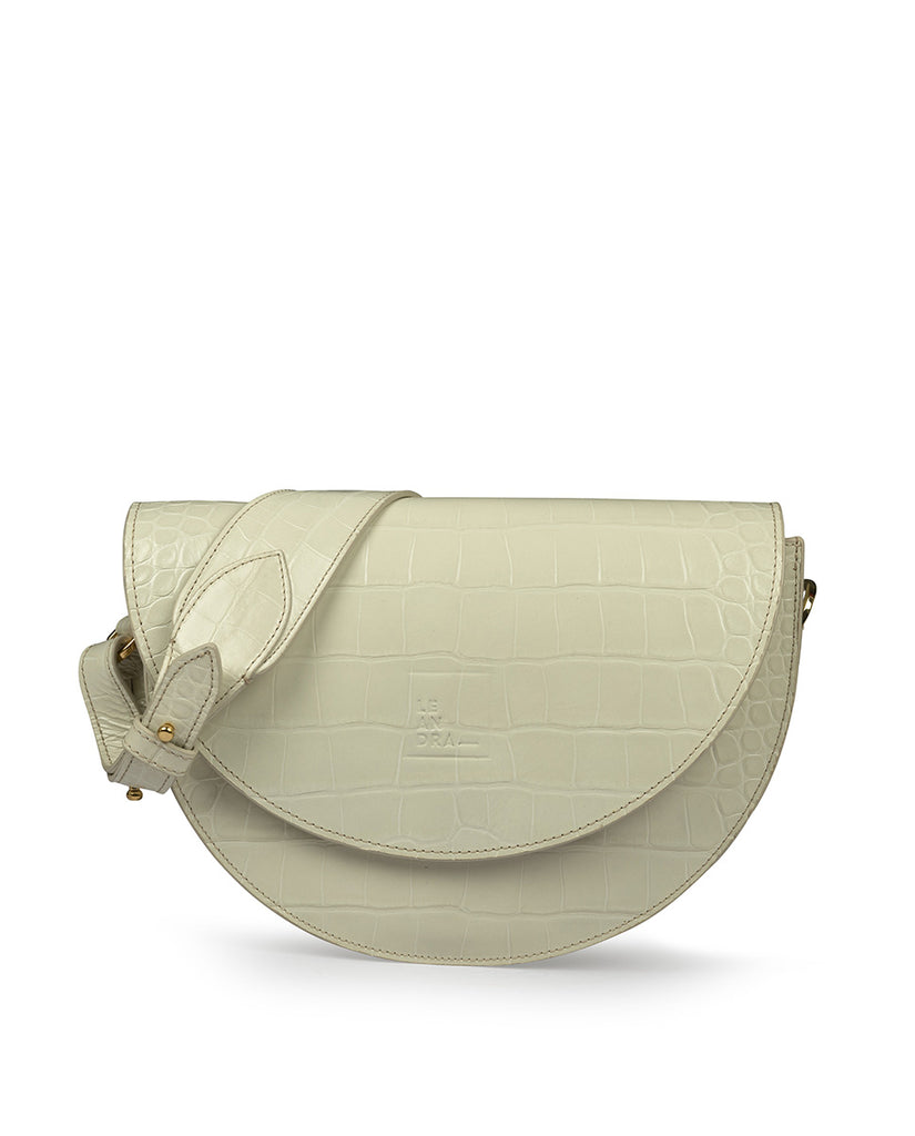 Imagen frontal sin asas de bolso tipo saddle bag de piel grabada en coco blanco roto Leandra. Bolso de mano con asa bandolera de piel made in Spain Leandra