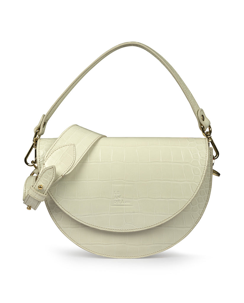 Imagen frontal de bolso saddle bag en  piel grabada en coco crema Leandra. Bolso de piel made in Spain Leandra