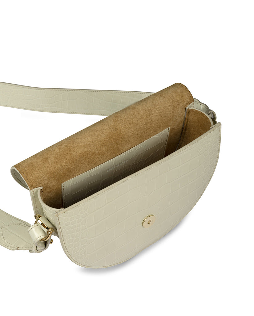 Imagen interior de bolso tipo Saddle bag de piel grabada en coco blanco Leandra. Bolso de mano de piel made in Spain Leandra
