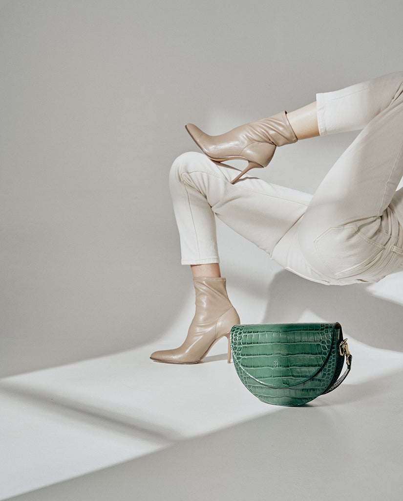 Imagen modelo de bolso tipo saddle bag de piel grabada coco verde Leandra. Bolsos de piel made in Spain Leandra.