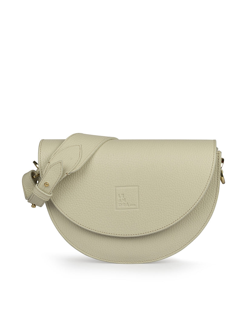 Imagen frontal sin asas de bolso de piel saddle bag con grano color beige Leandra. Bolso beige piel saddle made in Spain Leandra