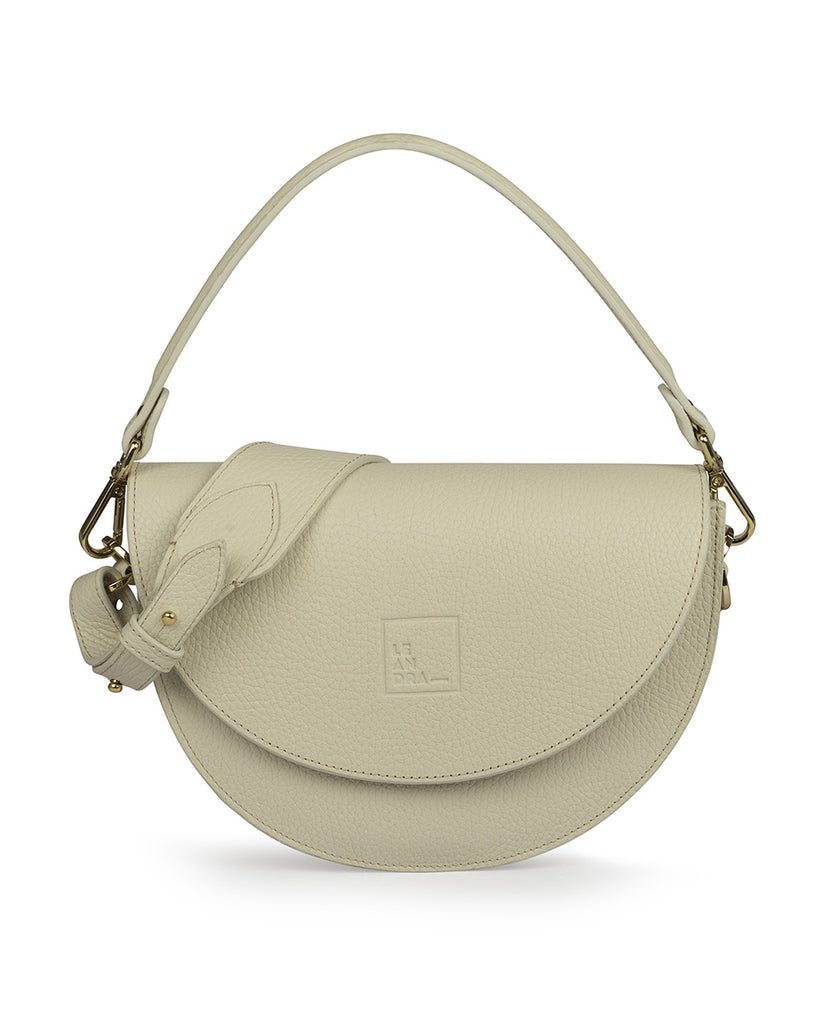 Imagen frontal de bolso tipo Saddle bag de piel con grano color crema Leandra. Bolso piel made in Spain Leandra.